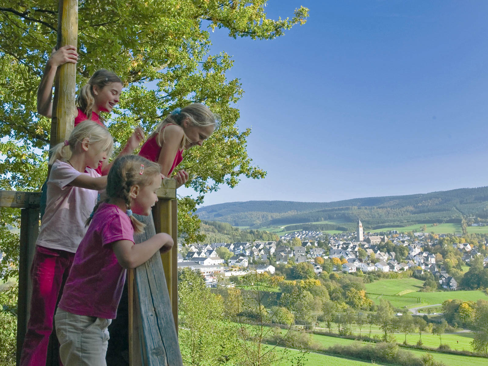 Holzerlebnisparcours in Schmallenberg Blick auf Schmallenberg vom Holzerlebnisparcours
