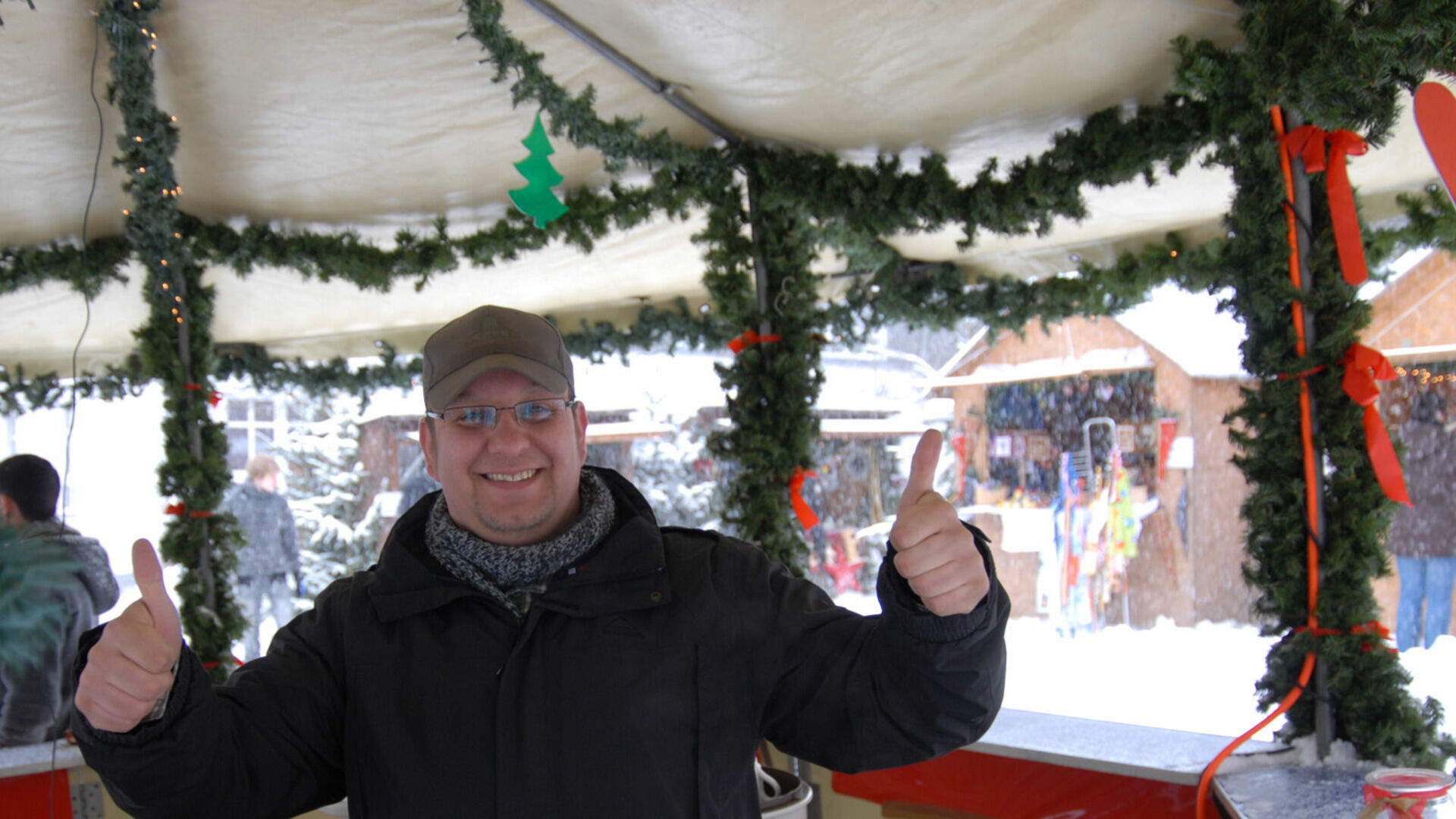 Blick in den Getränkestand auf dem Weihnachtsmarkt in Schmallenberg im Schmallenberger Sauerland 