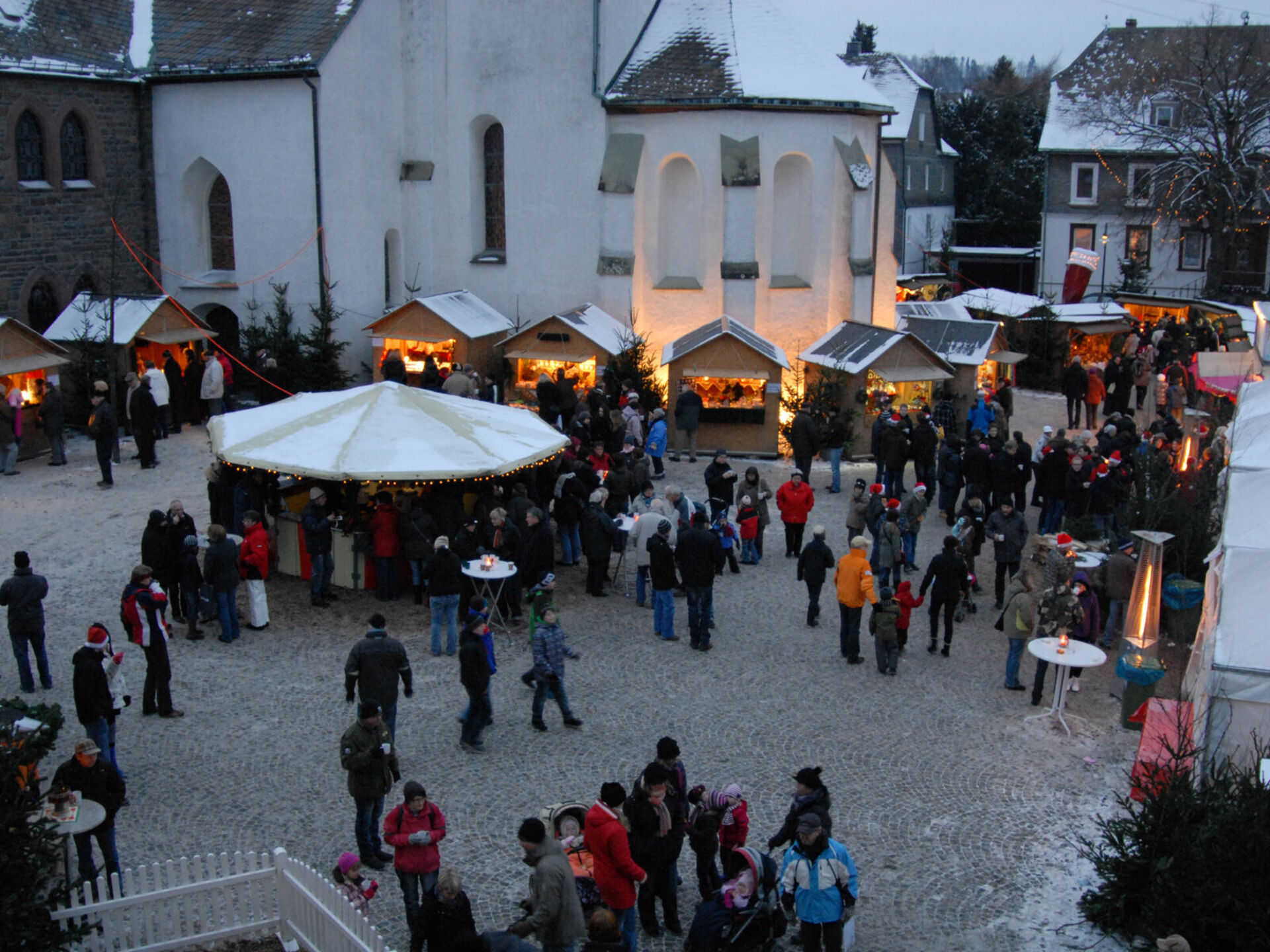 Blick von oben auf den Weihnachtsmarkt in Schmallenberg im Schmallenberger Sauerland 